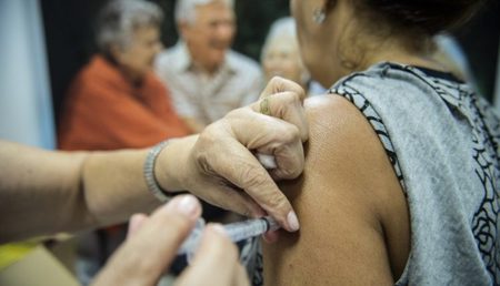 Left or right 912446 agencia brasil dia d vacina o contra a gripe mcam 3 768x432 750x430