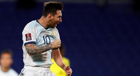 Left or right messi lionel messi argentina equador 08102020232610822