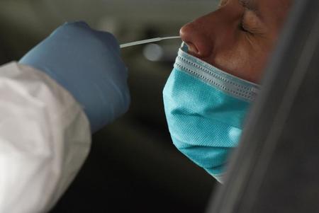 Left or right profissional aplica teste do tipo rt pcr para deteccao do novo coronavirus
