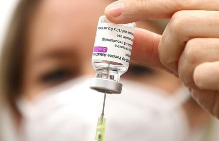 Left or right profissional de saude prepara dose da vacina da astrazeneca contra covid 19