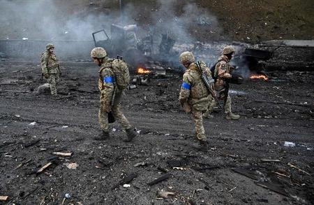 Left or right militares ucranianos recolhem projeteis nao detonados apos confronto com russos neste sabado 26 1645860535076 v2 600x1